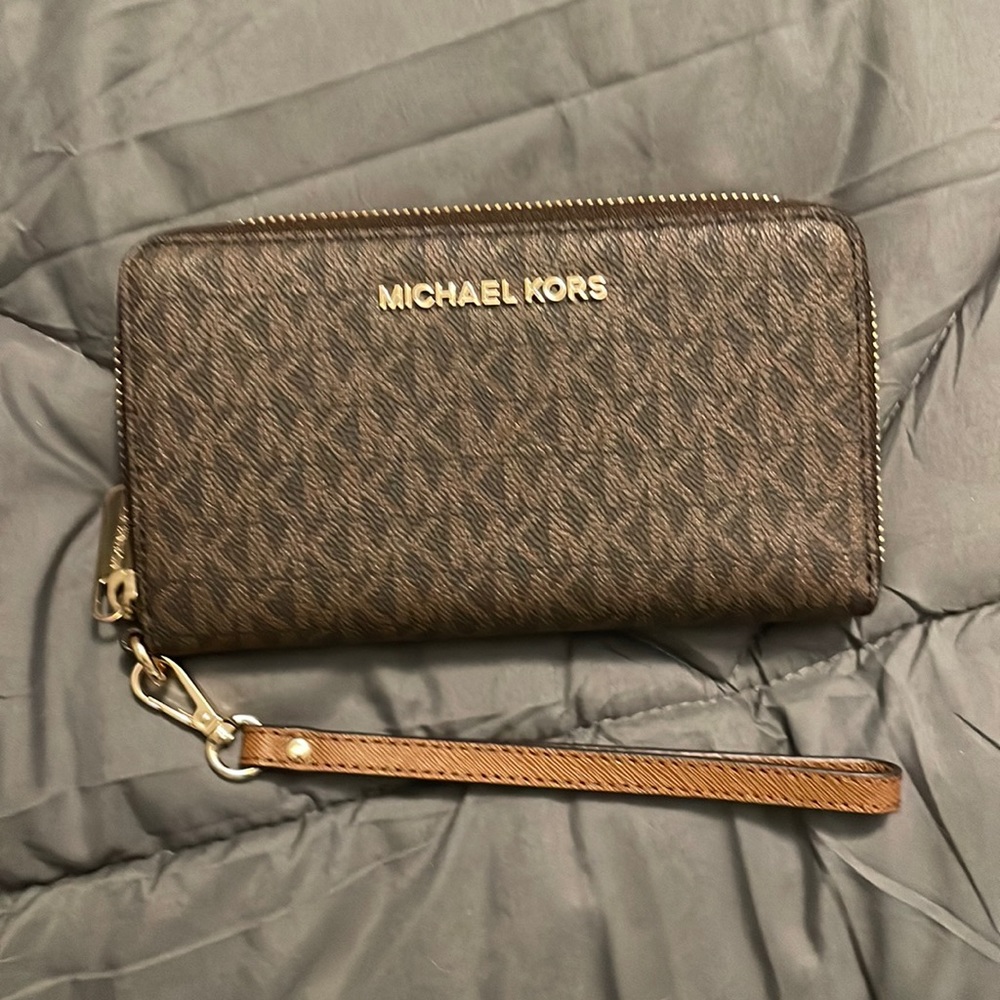 Michael kors wristlet -wallet